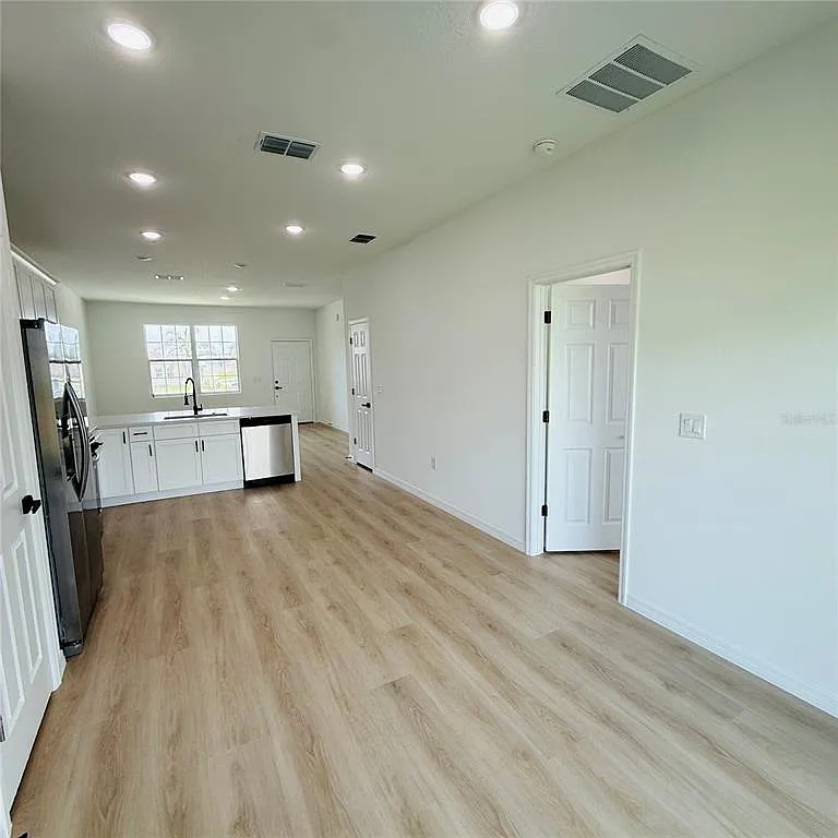 3 bed, 2.0 bath, 8899 sqft, $1,950 — Photo 3