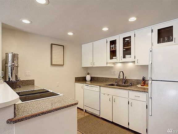 5th image of 1400 Bellevue Way SE APT 10