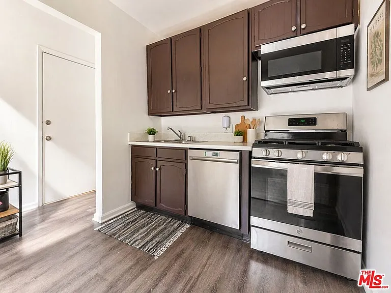 1133 W 36th Pl #2 — Photo 3