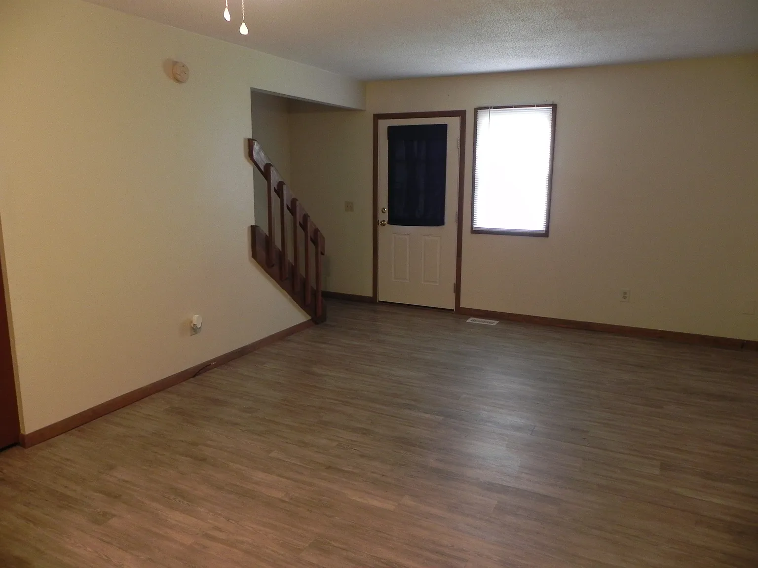 3 bed, 1.5 bath, 2500 sqft, $1,495 — Photo 4