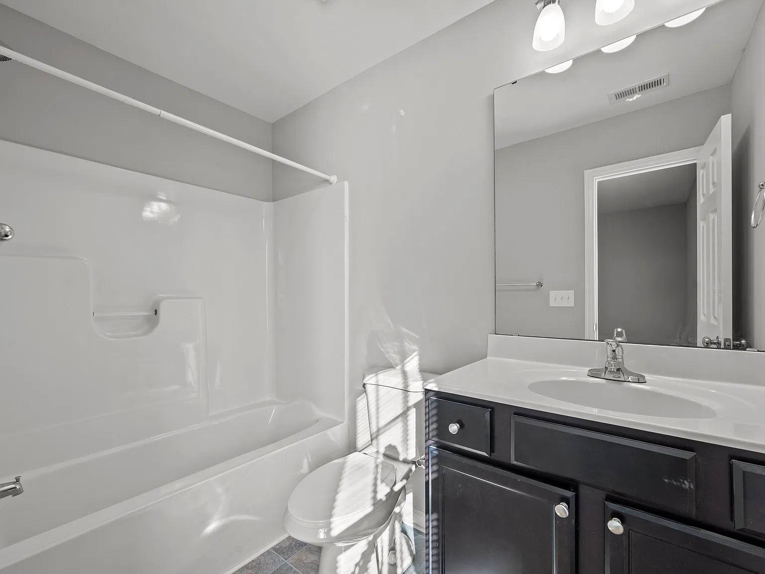 2 bed, 2.5 bath, 1026 sqft, $1,200 — Photo 4