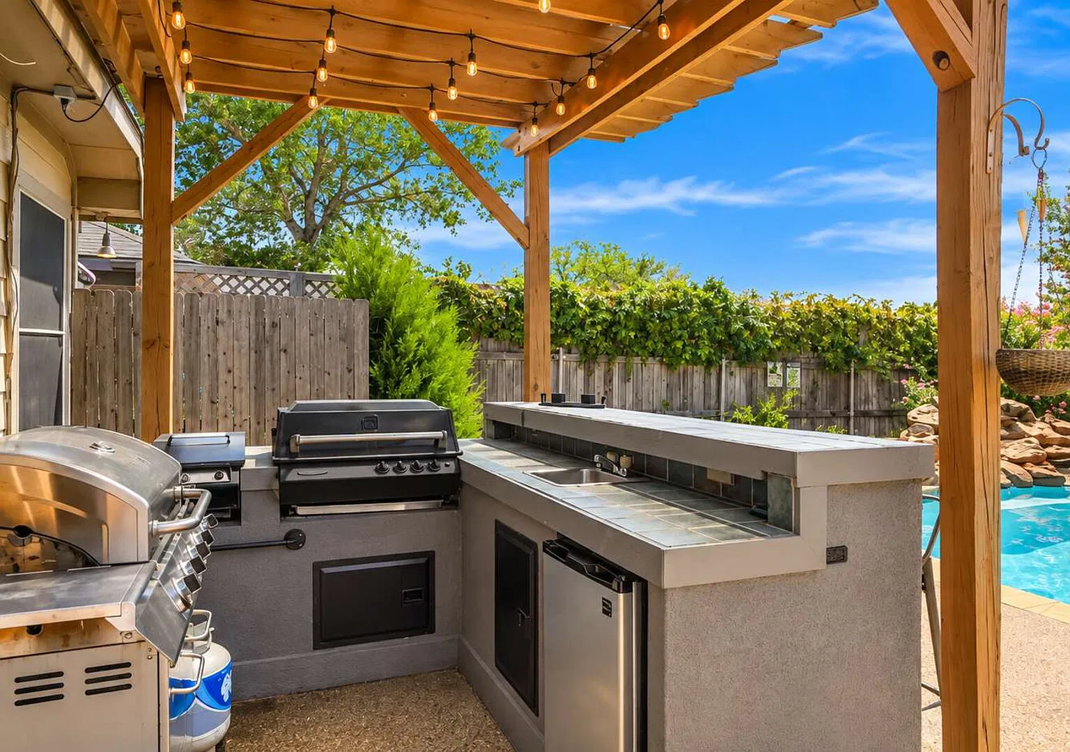 Elite 4BR/2B Home with Hot Tub, Pool, and BBQ — Photo 3