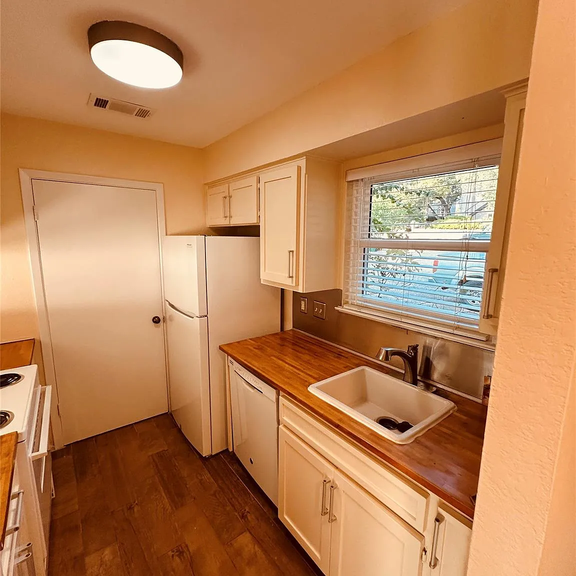 2 bed, 1.5 bath, 1000 sqft, $1,800 — Photo 4