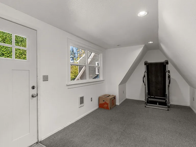 8036 N Syracuse St — Photo 17
