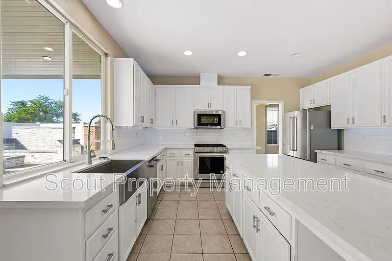 5 bed, 3.0 bath, 2953 sqft, $3,725 — Photo 2
