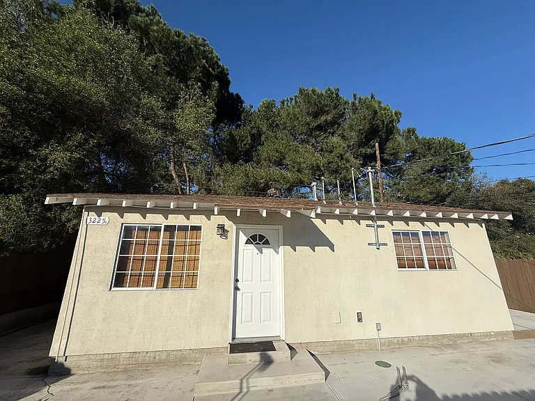 3225 Montrose Ave #A — Photo 2