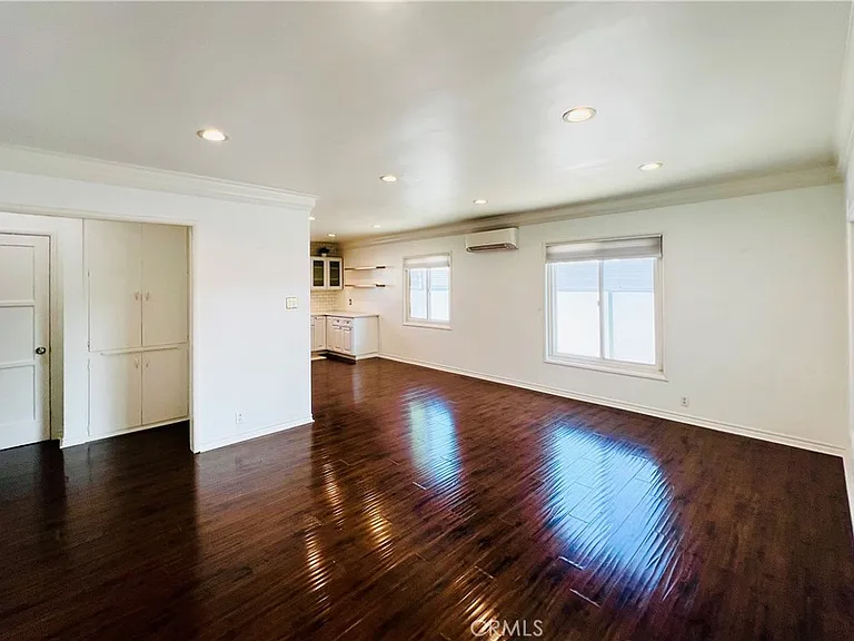 5118 Riverton Ave — Photo 4