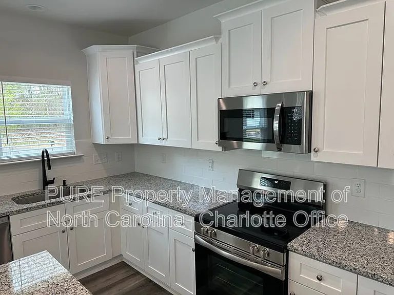 2649 Hemphill St — Photo 8