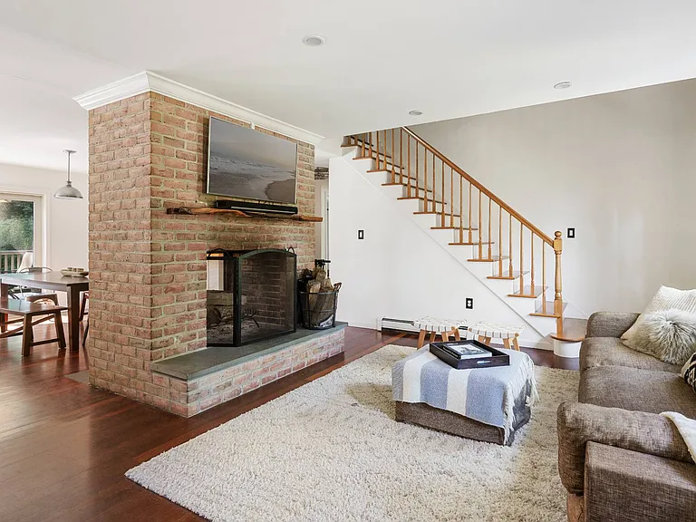 312 Noyack Rd — Photo 5