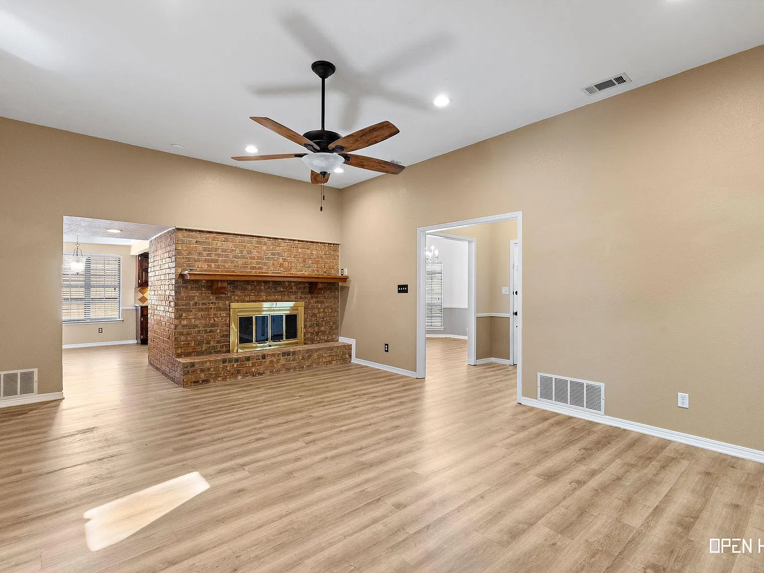 3 bed, 2.5 bath, 2142 sqft, $2,295 — Photo 4