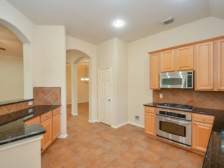 8111 Emperors Pass — Photo 9