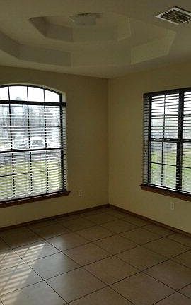 4th image of 1601 E Flora Ave