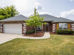 911 Maple St, Centerton, AR 72719