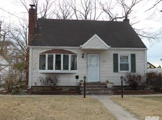 165 S Clinton Ave, Lindenhurst, NY 11757