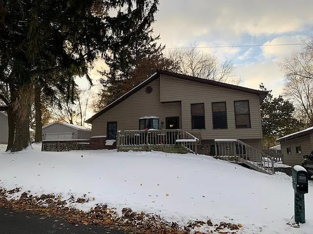 1502 Greenway St photo 1