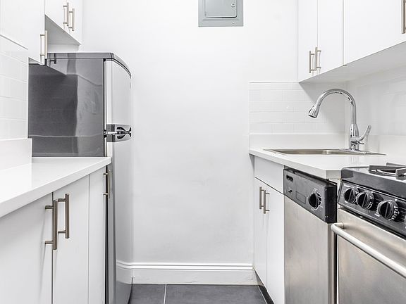 5th image of 165 E 35th St APT 3I