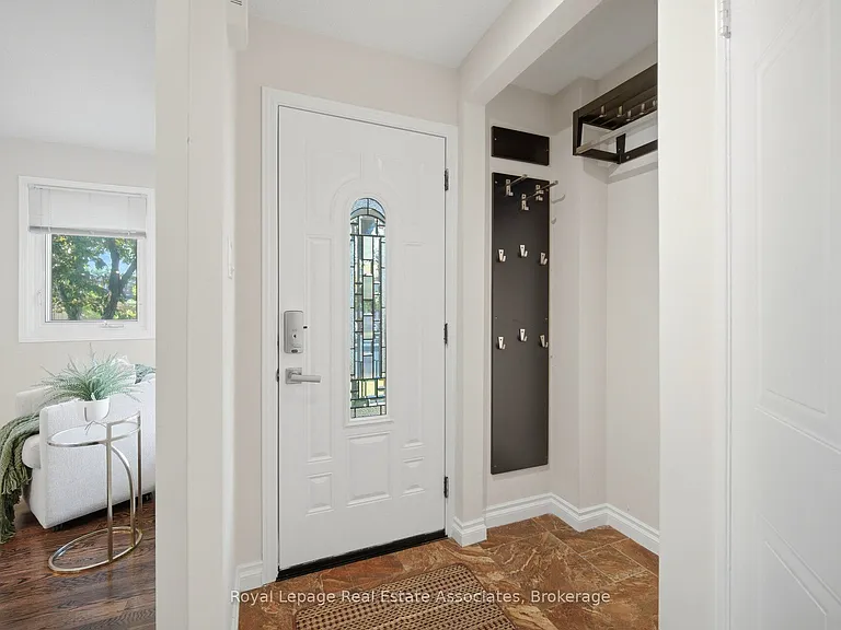 1308 Valerie Cres — Photo 4