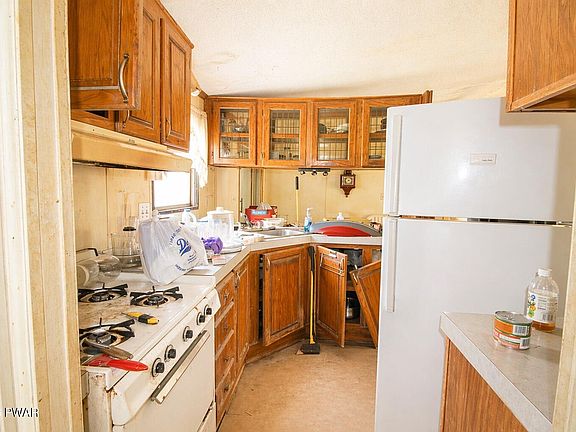 2nd image of 391 Butternut Rd