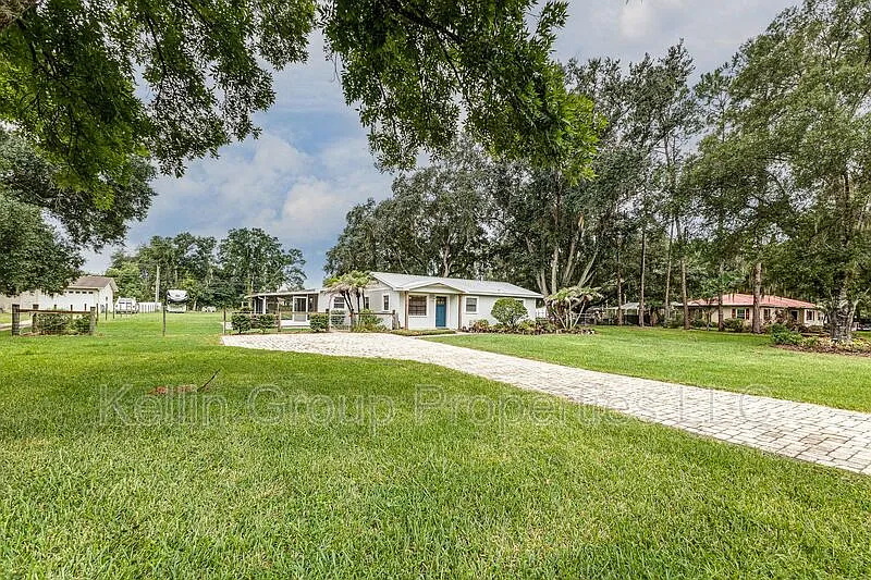 3 bed, 2.0 bath, 912 sqft, $2,200 — Photo 2