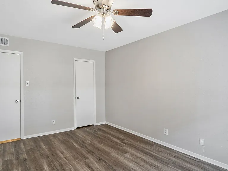 Barclay Apartments - ASK ABOUT OUR SPRING MOVE-IN SPECIAL TODAY! — Photo 10