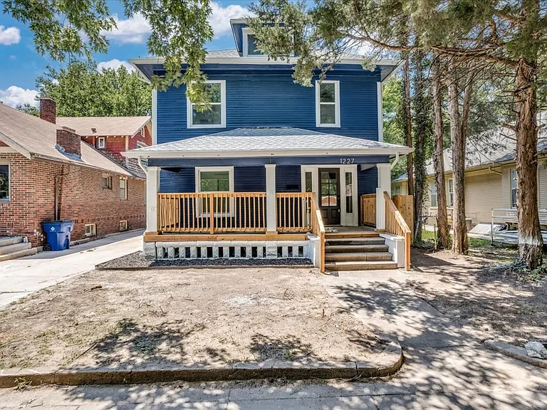 1227 N Lewellen Ave — Photo 1
