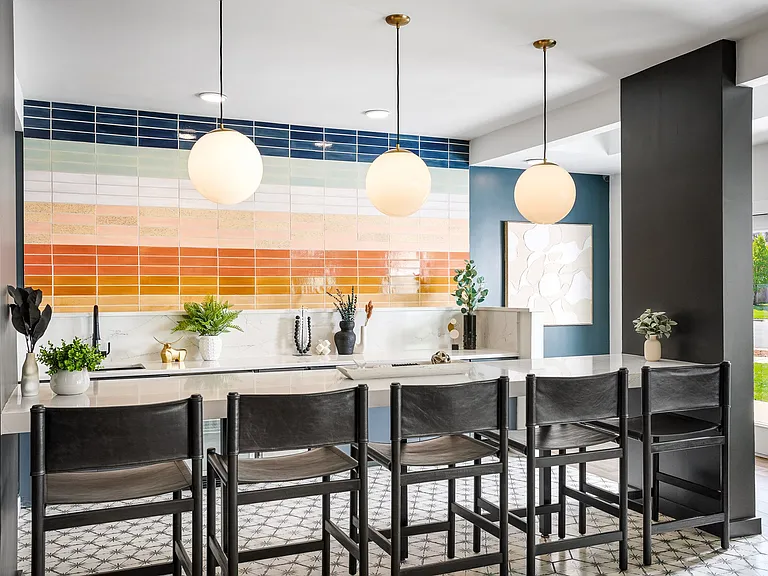 Clubroom with Entertainment Kitchen, Coworking Spaces and Wi-Fi