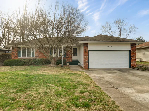 3219 S Roanoke Avenue, Springfield, MO 65807
