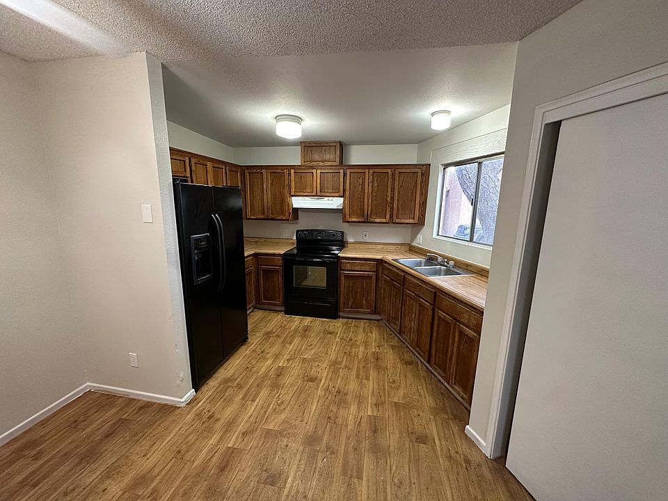 Dining to Kitchen.