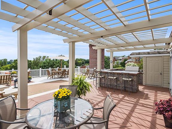 Roof Deck w/ Outdoor Kitchen