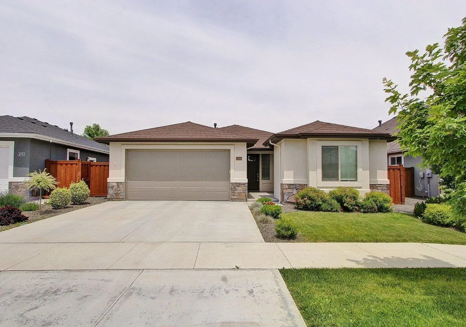 Immaculate Single-Level Home in Hazelwood Village — Photo 1