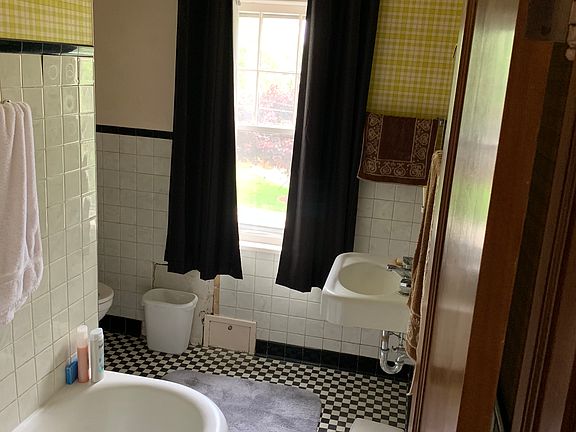 Full Bathroom #1