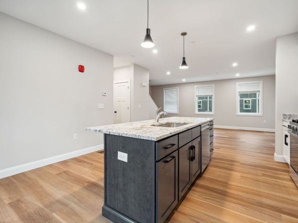 Bayberry Commons- 3 Bedroom 2.5 Bath Townhomes with 2 Car Garage | 32 Emerson Ave, Rochester, NH