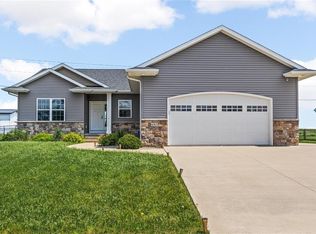 6313 Hoover Trail Rd SW, Cedar Rapids, IA 52404