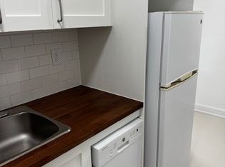 638 College St #B, Toronto, ON M6G1B4