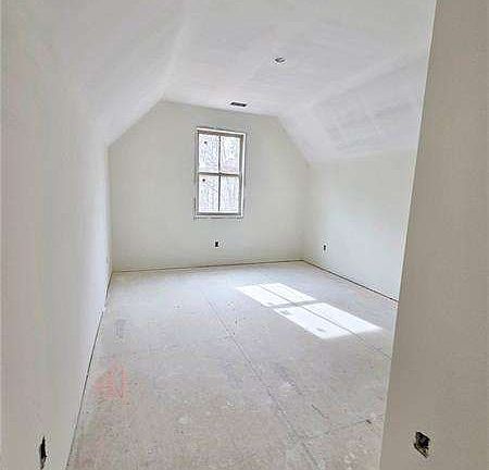 5th image of 176 Cherokee Dr S