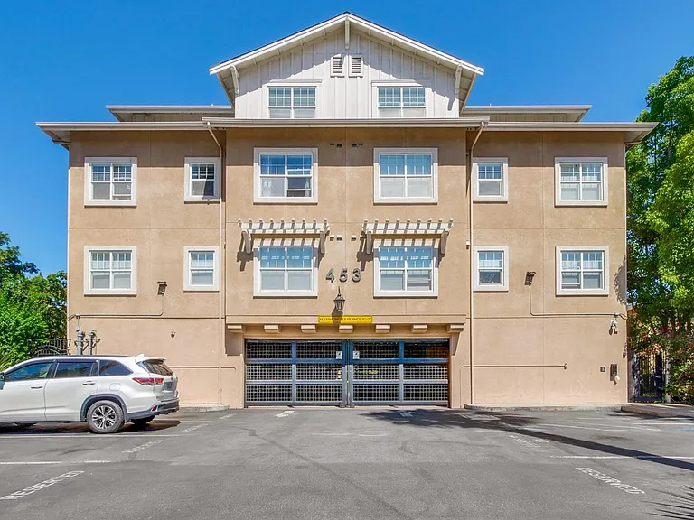 453 E Okeefe St #307 — Photo 1
