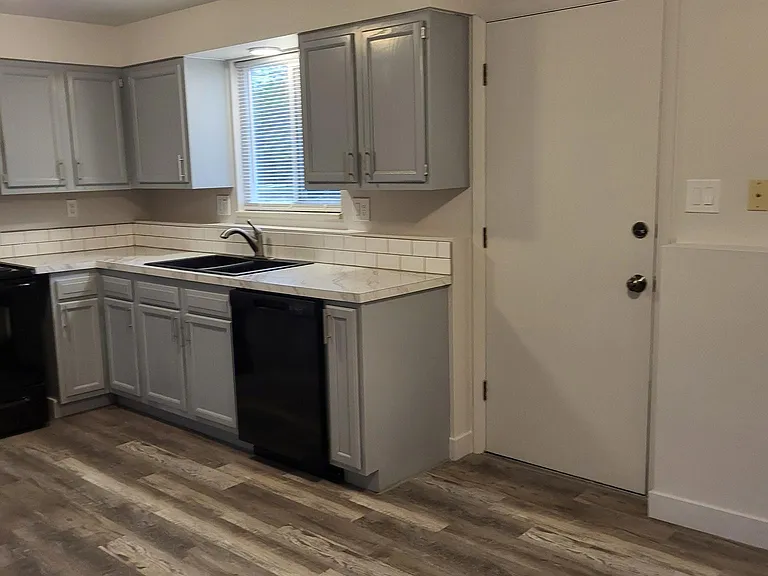 1403 Tappan Cir — Photo 5