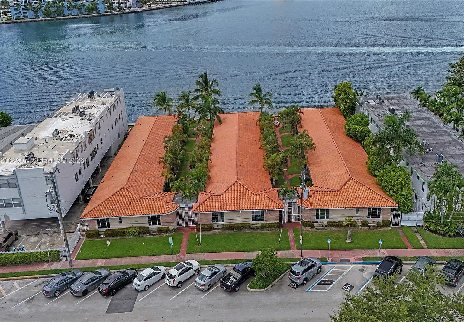 Enclave Waterside Villas — Photo 1