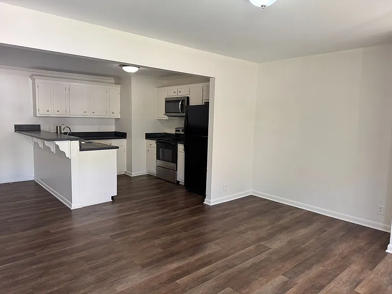 2910 Berry Hill Dr — Photo 3