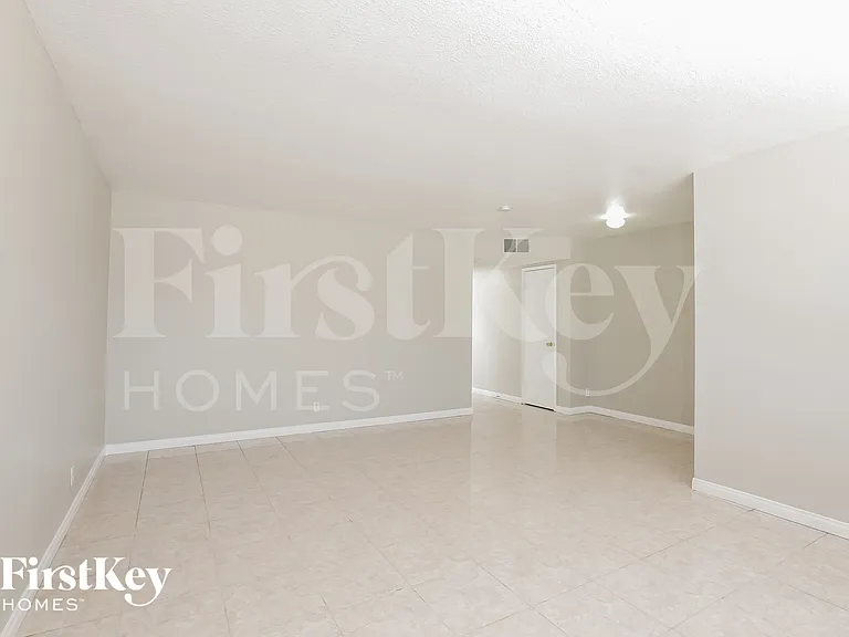 825 Antigua St — Photo 3