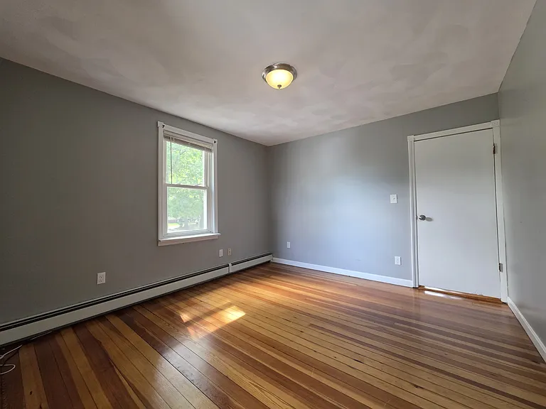  38 Drill St 2ndFlr 2B/1B GreatLocale! PrivEntry! Prkg NOPet Hardwoods — Photo 8
