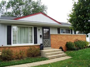 921 Meadowview Ln, Mukwonago, WI 53149