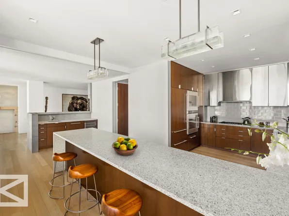 350 West Broadway image 4 of 29