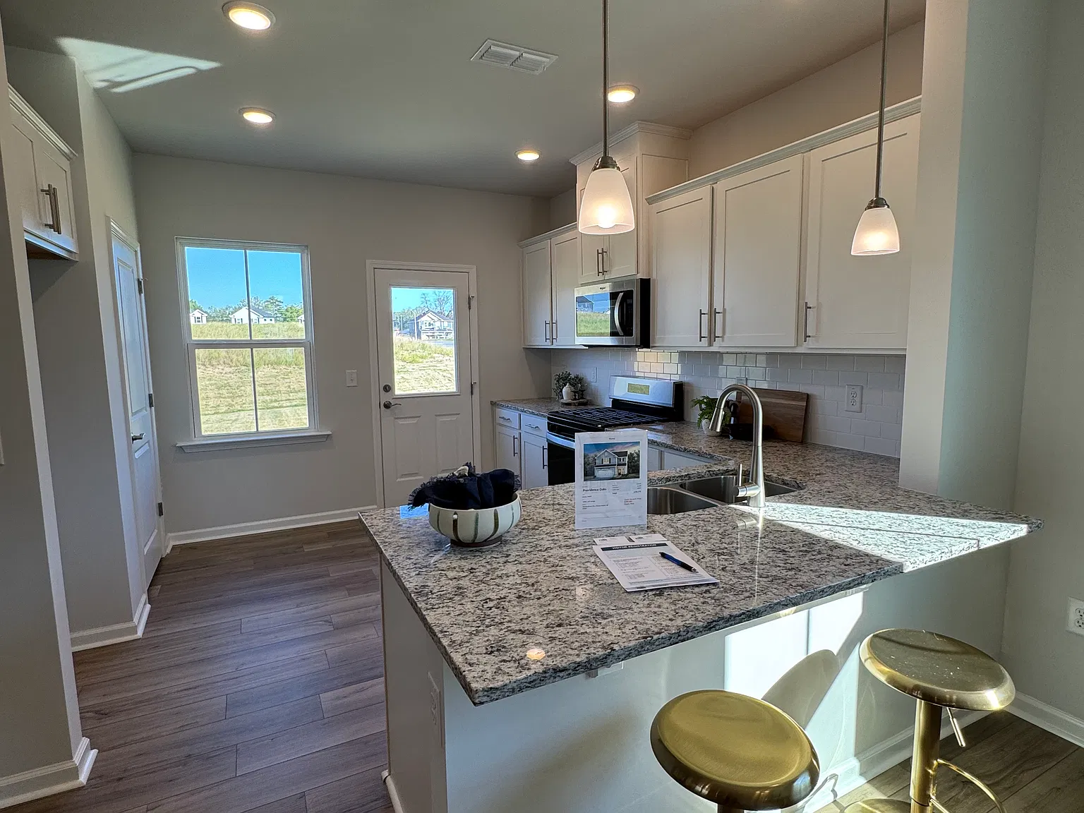 4 bed, 2100 sqft, $2,295 — Photo 3