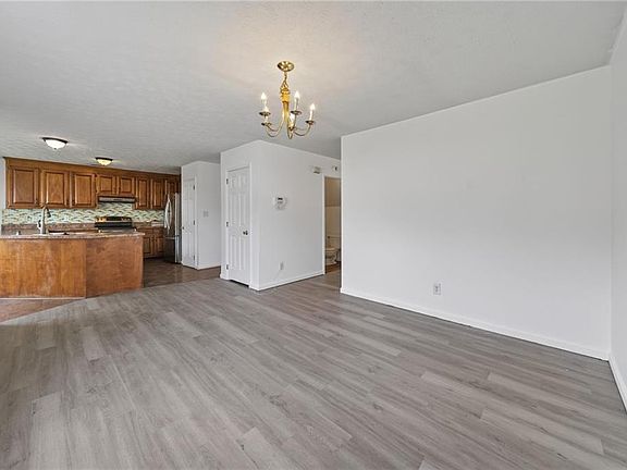 2nd image of 724 Kings Ridge Dr