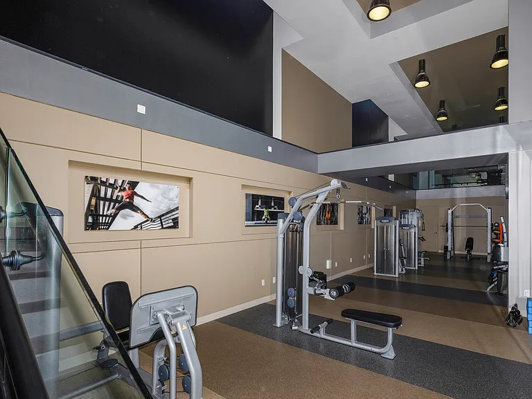 24/7 gym at Leo