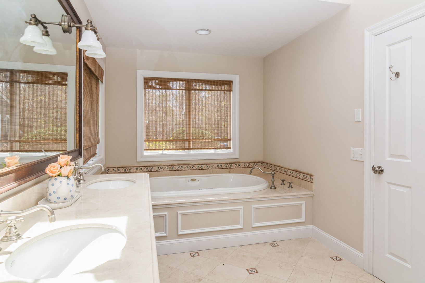  Primary  bath is en-suite