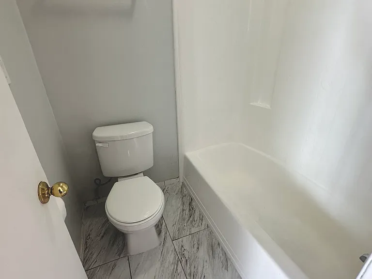 5950 Canterbury Dr — Photo 11