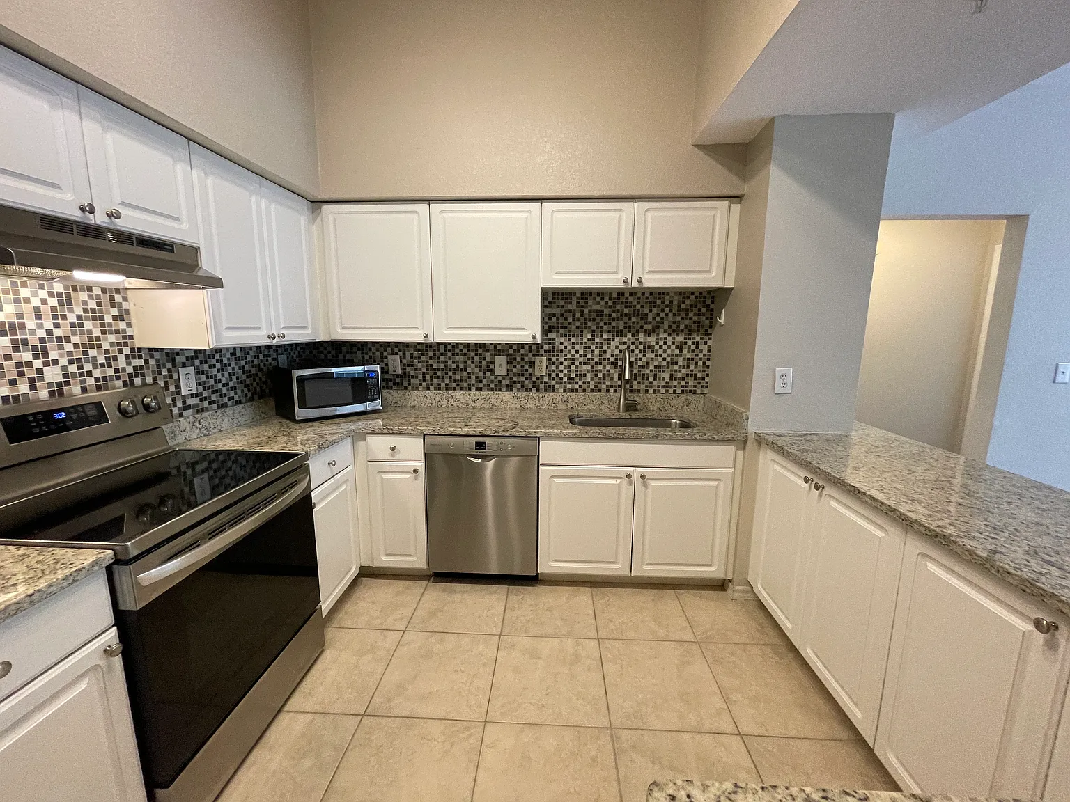 3 bed, 1315 sqft, $3,500 — Photo 2