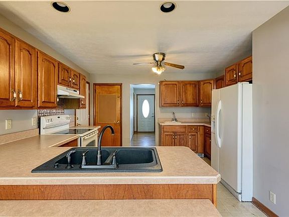 5th image of 333 Greenwood Dr